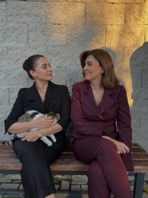 Aslihan Gurbuz Instagram - Hayatımdan bir Handan ve sonra harika bir ekip geçti… tek bir posta sığacak anımız yokmuş, bende de hepsine böyle bir gece de bakabilecek güç🤷🏻‍♀️

Çok kral ekiptik biz, 
Başta @ogm.pictures @drgbudayicioglu na, bu harika dünyayı yaratan sektörün en iyisi yönetmenlerime ve memleketin en kıymetlisi oyuncu arkadaşlarıma teşekkür eder, kamera arkası isimsiz kahramanlarımıza, o harika emeçilerimize 🙏🏻minnetlerimi sunarım. Ve siz sevgili seyirci ❤️🙏🏻 her hafta bizi evinize misafir ettiniz, var olun❤️ (Handan dan beter duygusalım, söz bir post daha girerim bu güzel insanlarla anılarım için, ama bu gece değil)