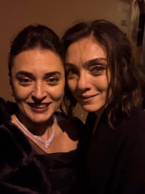 Aslihan Gurbuz Instagram - Hayatımdan bir Handan ve sonra harika bir ekip geçti… tek bir posta sığacak anımız yokmuş, bende de hepsine böyle bir gece de bakabilecek güç🤷🏻‍♀️

Çok kral ekiptik biz, 
Başta @ogm.pictures @drgbudayicioglu na, bu harika dünyayı yaratan sektörün en iyisi yönetmenlerime ve memleketin en kıymetlisi oyuncu arkadaşlarıma teşekkür eder, kamera arkası isimsiz kahramanlarımıza, o harika emeçilerimize 🙏🏻minnetlerimi sunarım. Ve siz sevgili seyirci ❤️🙏🏻 her hafta bizi evinize misafir ettiniz, var olun❤️ (Handan dan beter duygusalım, söz bir post daha girerim bu güzel insanlarla anılarım için, ama bu gece değil)