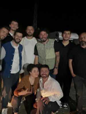 Aslihan Gurbuz Instagram - Hayatımdan bir Handan ve sonra harika bir ekip geçti… tek bir posta sığacak anımız yokmuş, bende de hepsine böyle bir gece de bakabilecek güç🤷🏻‍♀️

Çok kral ekiptik biz, 
Başta @ogm.pictures @drgbudayicioglu na, bu harika dünyayı yaratan sektörün en iyisi yönetmenlerime ve memleketin en kıymetlisi oyuncu arkadaşlarıma teşekkür eder, kamera arkası isimsiz kahramanlarımıza, o harika emeçilerimize 🙏🏻minnetlerimi sunarım. Ve siz sevgili seyirci ❤️🙏🏻 her hafta bizi evinize misafir ettiniz, var olun❤️ (Handan dan beter duygusalım, söz bir post daha girerim bu güzel insanlarla anılarım için, ama bu gece değil)