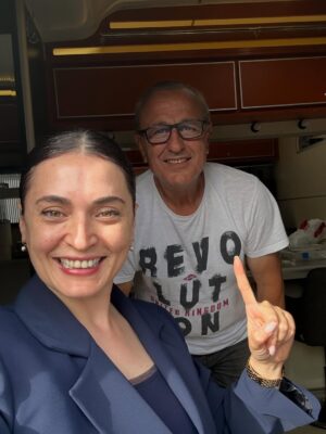 Aslihan Gurbuz Instagram - Hayatımdan bir Handan ve sonra harika bir ekip geçti… tek bir posta sığacak anımız yokmuş, bende de hepsine böyle bir gece de bakabilecek güç🤷🏻‍♀️

Çok kral ekiptik biz, 
Başta @ogm.pictures @drgbudayicioglu na, bu harika dünyayı yaratan sektörün en iyisi yönetmenlerime ve memleketin en kıymetlisi oyuncu arkadaşlarıma teşekkür eder, kamera arkası isimsiz kahramanlarımıza, o harika emeçilerimize 🙏🏻minnetlerimi sunarım. Ve siz sevgili seyirci ❤️🙏🏻 her hafta bizi evinize misafir ettiniz, var olun❤️ (Handan dan beter duygusalım, söz bir post daha girerim bu güzel insanlarla anılarım için, ama bu gece değil)