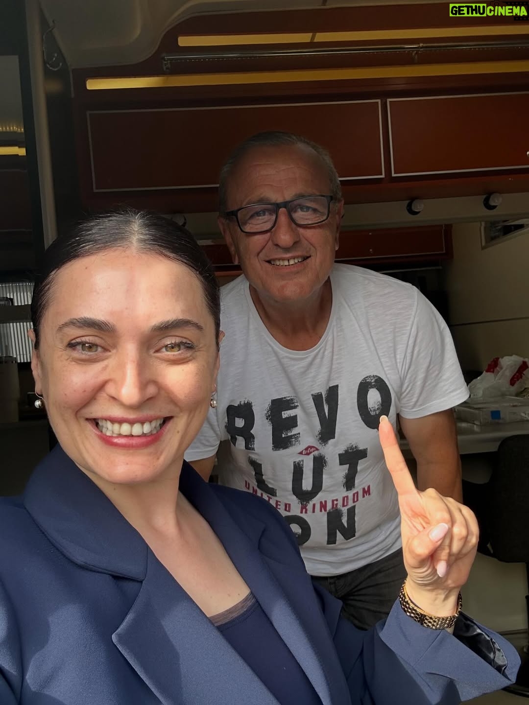 Aslihan Gurbuz - 138.3K Likes - Hayatımdan bir Handan ve sonra harika bir ekip geçti… tek bir posta sığacak anımız yokmuş, bende de hepsine böyle bir gece de bakabilecek güç🤷🏻‍♀️

Çok kral ekiptik biz, 
Başta @ogm.pictures @drgbudayicioglu na, bu harika dünyayı yaratan sektörün en iyisi yönetmenlerime ve memleketin en kıymetlisi oyuncu arkadaşlarıma teşekkür eder, kamera arkası isimsiz kahramanlarımıza, o harika emeçilerimize 🙏🏻minnetlerimi sunarım. Ve siz sevgili seyirci ❤️🙏🏻 her hafta bizi evinize misafir ettiniz, var olun❤️ (Handan dan beter duygusalım, söz bir post daha girerim bu güzel insanlarla anılarım için, ama bu gece değil)