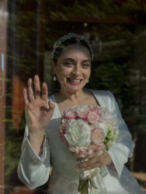 Aslihan Gurbuz Instagram - Hayatımdan bir Handan ve sonra harika bir ekip geçti… tek bir posta sığacak anımız yokmuş, bende de hepsine böyle bir gece de bakabilecek güç🤷🏻‍♀️

Çok kral ekiptik biz, 
Başta @ogm.pictures @drgbudayicioglu na, bu harika dünyayı yaratan sektörün en iyisi yönetmenlerime ve memleketin en kıymetlisi oyuncu arkadaşlarıma teşekkür eder, kamera arkası isimsiz kahramanlarımıza, o harika emeçilerimize 🙏🏻minnetlerimi sunarım. Ve siz sevgili seyirci ❤️🙏🏻 her hafta bizi evinize misafir ettiniz, var olun❤️ (Handan dan beter duygusalım, söz bir post daha girerim bu güzel insanlarla anılarım için, ama bu gece değil)