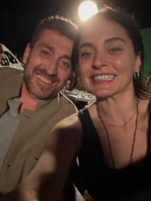 Aslihan Gurbuz Instagram - Hayatımdan bir Handan ve sonra harika bir ekip geçti… tek bir posta sığacak anımız yokmuş, bende de hepsine böyle bir gece de bakabilecek güç🤷🏻‍♀️

Çok kral ekiptik biz, 
Başta @ogm.pictures @drgbudayicioglu na, bu harika dünyayı yaratan sektörün en iyisi yönetmenlerime ve memleketin en kıymetlisi oyuncu arkadaşlarıma teşekkür eder, kamera arkası isimsiz kahramanlarımıza, o harika emeçilerimize 🙏🏻minnetlerimi sunarım. Ve siz sevgili seyirci ❤️🙏🏻 her hafta bizi evinize misafir ettiniz, var olun❤️ (Handan dan beter duygusalım, söz bir post daha girerim bu güzel insanlarla anılarım için, ama bu gece değil)
