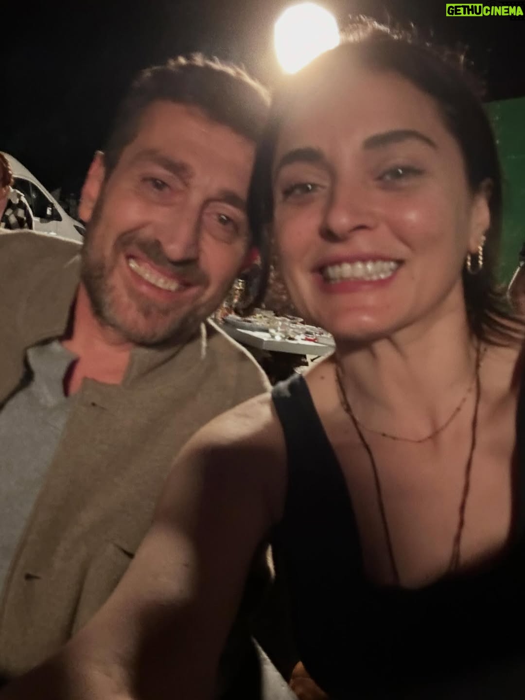 Aslihan Gurbuz - 138.3K Likes - Hayatımdan bir Handan ve sonra harika bir ekip geçti… tek bir posta sığacak anımız yokmuş, bende de hepsine böyle bir gece de bakabilecek güç🤷🏻‍♀️

Çok kral ekiptik biz, 
Başta @ogm.pictures @drgbudayicioglu na, bu harika dünyayı yaratan sektörün en iyisi yönetmenlerime ve memleketin en kıymetlisi oyuncu arkadaşlarıma teşekkür eder, kamera arkası isimsiz kahramanlarımıza, o harika emeçilerimize 🙏🏻minnetlerimi sunarım. Ve siz sevgili seyirci ❤️🙏🏻 her hafta bizi evinize misafir ettiniz, var olun❤️ (Handan dan beter duygusalım, söz bir post daha girerim bu güzel insanlarla anılarım için, ama bu gece değil)