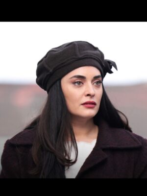 Aslihan Gurbuz Instagram - Hayatımdan bir Handan ve sonra harika bir ekip geçti… tek bir posta sığacak anımız yokmuş, bende de hepsine böyle bir gece de bakabilecek güç🤷🏻‍♀️

Çok kral ekiptik biz, 
Başta @ogm.pictures @drgbudayicioglu na, bu harika dünyayı yaratan sektörün en iyisi yönetmenlerime ve memleketin en kıymetlisi oyuncu arkadaşlarıma teşekkür eder, kamera arkası isimsiz kahramanlarımıza, o harika emeçilerimize 🙏🏻minnetlerimi sunarım. Ve siz sevgili seyirci ❤️🙏🏻 her hafta bizi evinize misafir ettiniz, var olun❤️ (Handan dan beter duygusalım, söz bir post daha girerim bu güzel insanlarla anılarım için, ama bu gece değil)