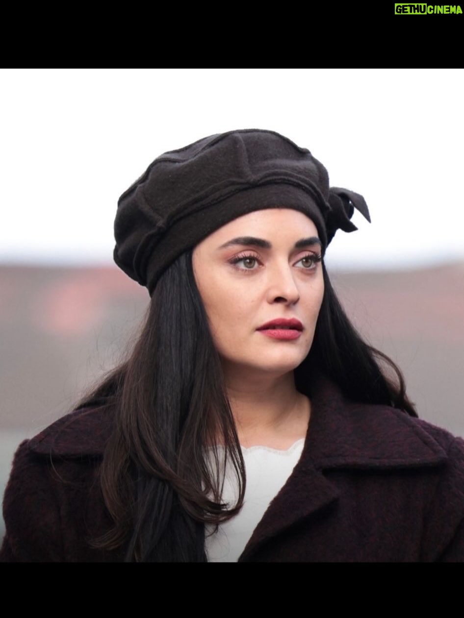 Aslihan Gurbuz - 138.3K Likes - Hayatımdan bir Handan ve sonra harika bir ekip geçti… tek bir posta sığacak anımız yokmuş, bende de hepsine böyle bir gece de bakabilecek güç🤷🏻‍♀️

Çok kral ekiptik biz, 
Başta @ogm.pictures @drgbudayicioglu na, bu harika dünyayı yaratan sektörün en iyisi yönetmenlerime ve memleketin en kıymetlisi oyuncu arkadaşlarıma teşekkür eder, kamera arkası isimsiz kahramanlarımıza, o harika emeçilerimize 🙏🏻minnetlerimi sunarım. Ve siz sevgili seyirci ❤️🙏🏻 her hafta bizi evinize misafir ettiniz, var olun❤️ (Handan dan beter duygusalım, söz bir post daha girerim bu güzel insanlarla anılarım için, ama bu gece değil)