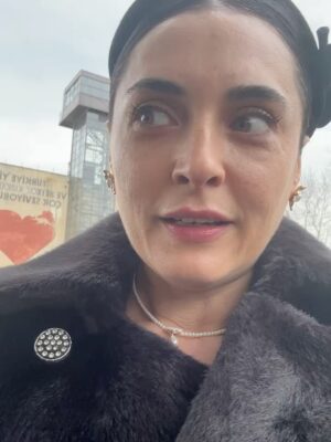 Aslihan Gurbuz Instagram - Hayatımdan bir Handan ve sonra harika bir ekip geçti… tek bir posta sığacak anımız yokmuş, bende de hepsine böyle bir gece de bakabilecek güç🤷🏻‍♀️

Çok kral ekiptik biz, 
Başta @ogm.pictures @drgbudayicioglu na, bu harika dünyayı yaratan sektörün en iyisi yönetmenlerime ve memleketin en kıymetlisi oyuncu arkadaşlarıma teşekkür eder, kamera arkası isimsiz kahramanlarımıza, o harika emeçilerimize 🙏🏻minnetlerimi sunarım. Ve siz sevgili seyirci ❤️🙏🏻 her hafta bizi evinize misafir ettiniz, var olun❤️ (Handan dan beter duygusalım, söz bir post daha girerim bu güzel insanlarla anılarım için, ama bu gece değil)