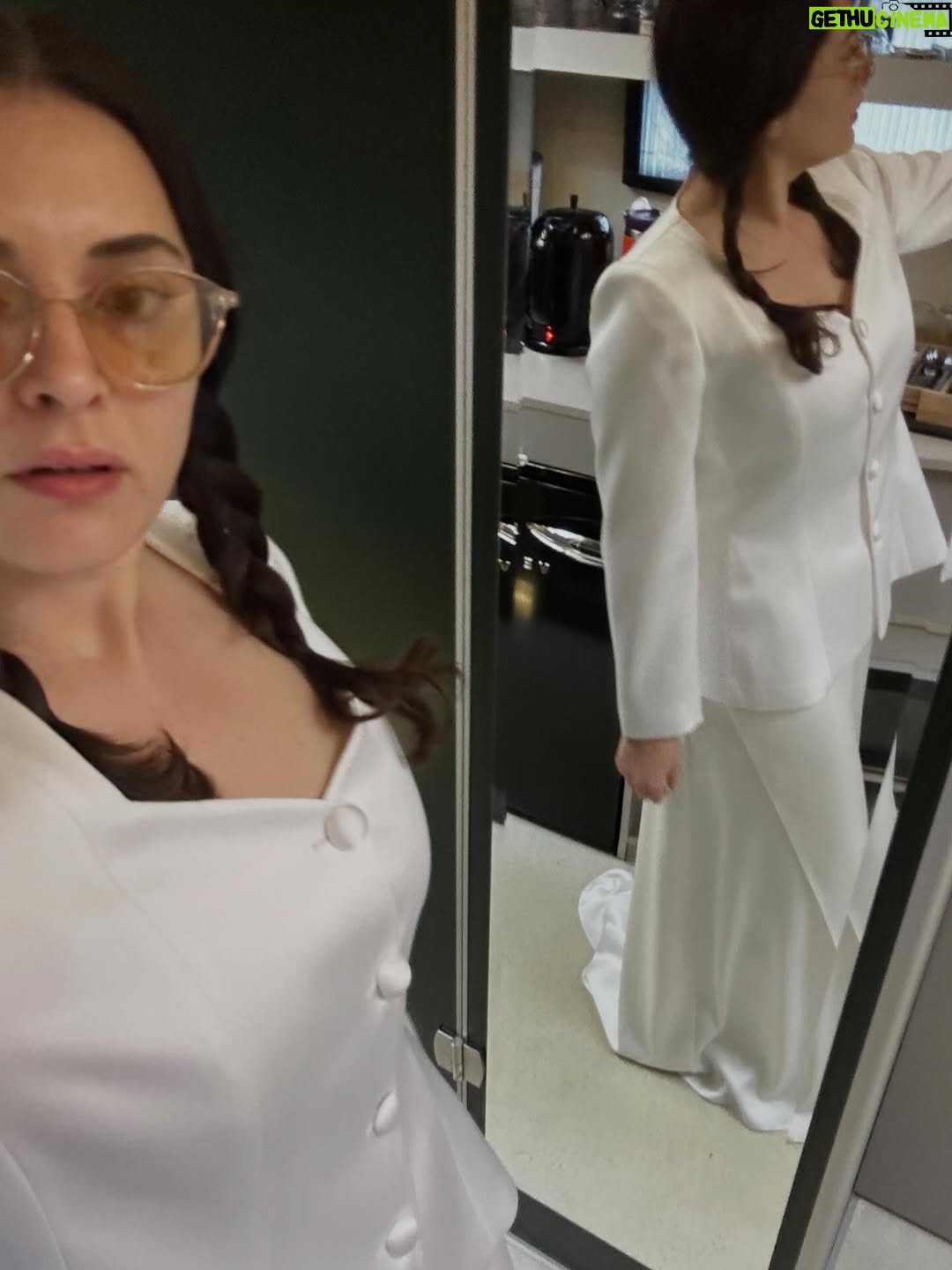 Aslihan Gurbuz - 138.3K Likes - Hayatımdan bir Handan ve sonra harika bir ekip geçti… tek bir posta sığacak anımız yokmuş, bende de hepsine böyle bir gece de bakabilecek güç🤷🏻‍♀️

Çok kral ekiptik biz, 
Başta @ogm.pictures @drgbudayicioglu na, bu harika dünyayı yaratan sektörün en iyisi yönetmenlerime ve memleketin en kıymetlisi oyuncu arkadaşlarıma teşekkür eder, kamera arkası isimsiz kahramanlarımıza, o harika emeçilerimize 🙏🏻minnetlerimi sunarım. Ve siz sevgili seyirci ❤️🙏🏻 her hafta bizi evinize misafir ettiniz, var olun❤️ (Handan dan beter duygusalım, söz bir post daha girerim bu güzel insanlarla anılarım için, ama bu gece değil)