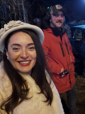 Aslihan Gurbuz Instagram - Hayatımdan bir Handan ve sonra harika bir ekip geçti… tek bir posta sığacak anımız yokmuş, bende de hepsine böyle bir gece de bakabilecek güç🤷🏻‍♀️

Çok kral ekiptik biz, 
Başta @ogm.pictures @drgbudayicioglu na, bu harika dünyayı yaratan sektörün en iyisi yönetmenlerime ve memleketin en kıymetlisi oyuncu arkadaşlarıma teşekkür eder, kamera arkası isimsiz kahramanlarımıza, o harika emeçilerimize 🙏🏻minnetlerimi sunarım. Ve siz sevgili seyirci ❤️🙏🏻 her hafta bizi evinize misafir ettiniz, var olun❤️ (Handan dan beter duygusalım, söz bir post daha girerim bu güzel insanlarla anılarım için, ama bu gece değil)