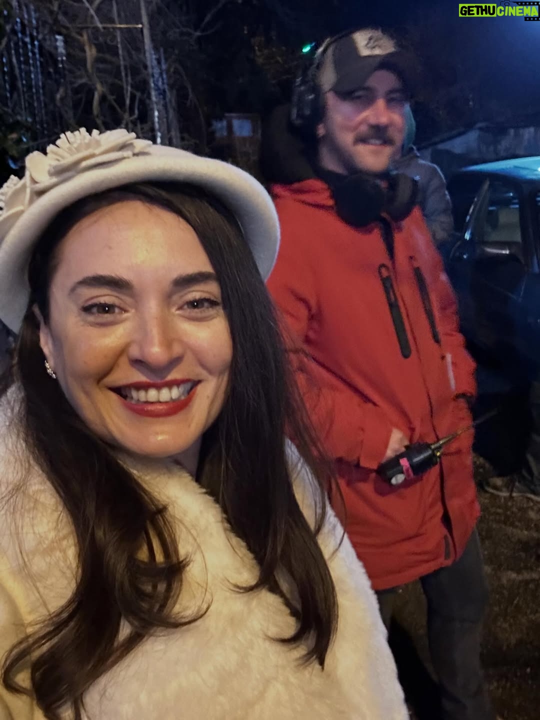 Aslihan Gurbuz - 138.3K Likes - Hayatımdan bir Handan ve sonra harika bir ekip geçti… tek bir posta sığacak anımız yokmuş, bende de hepsine böyle bir gece de bakabilecek güç🤷🏻‍♀️

Çok kral ekiptik biz, 
Başta @ogm.pictures @drgbudayicioglu na, bu harika dünyayı yaratan sektörün en iyisi yönetmenlerime ve memleketin en kıymetlisi oyuncu arkadaşlarıma teşekkür eder, kamera arkası isimsiz kahramanlarımıza, o harika emeçilerimize 🙏🏻minnetlerimi sunarım. Ve siz sevgili seyirci ❤️🙏🏻 her hafta bizi evinize misafir ettiniz, var olun❤️ (Handan dan beter duygusalım, söz bir post daha girerim bu güzel insanlarla anılarım için, ama bu gece değil)