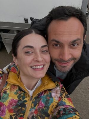 Aslihan Gurbuz Instagram - Hayatımdan bir Handan ve sonra harika bir ekip geçti… tek bir posta sığacak anımız yokmuş, bende de hepsine böyle bir gece de bakabilecek güç🤷🏻‍♀️

Çok kral ekiptik biz, 
Başta @ogm.pictures @drgbudayicioglu na, bu harika dünyayı yaratan sektörün en iyisi yönetmenlerime ve memleketin en kıymetlisi oyuncu arkadaşlarıma teşekkür eder, kamera arkası isimsiz kahramanlarımıza, o harika emeçilerimize 🙏🏻minnetlerimi sunarım. Ve siz sevgili seyirci ❤️🙏🏻 her hafta bizi evinize misafir ettiniz, var olun❤️ (Handan dan beter duygusalım, söz bir post daha girerim bu güzel insanlarla anılarım için, ama bu gece değil)