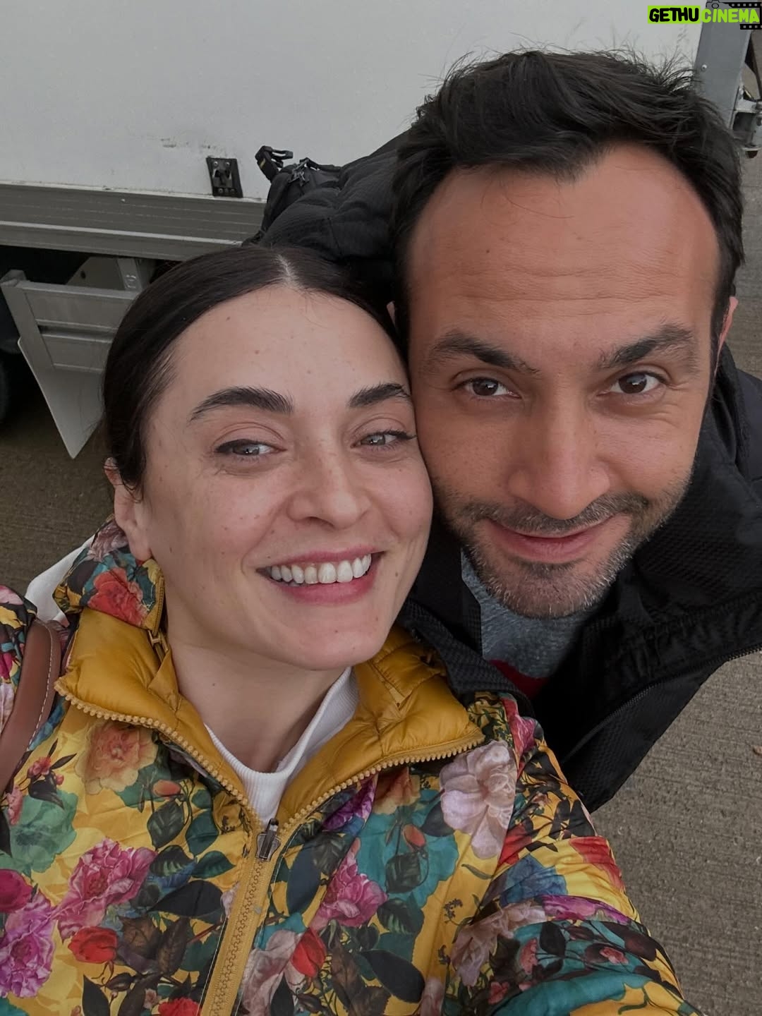 Aslihan Gurbuz - 138.3K Likes - Hayatımdan bir Handan ve sonra harika bir ekip geçti… tek bir posta sığacak anımız yokmuş, bende de hepsine böyle bir gece de bakabilecek güç🤷🏻‍♀️

Çok kral ekiptik biz, 
Başta @ogm.pictures @drgbudayicioglu na, bu harika dünyayı yaratan sektörün en iyisi yönetmenlerime ve memleketin en kıymetlisi oyuncu arkadaşlarıma teşekkür eder, kamera arkası isimsiz kahramanlarımıza, o harika emeçilerimize 🙏🏻minnetlerimi sunarım. Ve siz sevgili seyirci ❤️🙏🏻 her hafta bizi evinize misafir ettiniz, var olun❤️ (Handan dan beter duygusalım, söz bir post daha girerim bu güzel insanlarla anılarım için, ama bu gece değil)