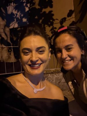 Aslihan Gurbuz Instagram - Hayatımdan bir Handan ve sonra harika bir ekip geçti… tek bir posta sığacak anımız yokmuş, bende de hepsine böyle bir gece de bakabilecek güç🤷🏻‍♀️

Çok kral ekiptik biz, 
Başta @ogm.pictures @drgbudayicioglu na, bu harika dünyayı yaratan sektörün en iyisi yönetmenlerime ve memleketin en kıymetlisi oyuncu arkadaşlarıma teşekkür eder, kamera arkası isimsiz kahramanlarımıza, o harika emeçilerimize 🙏🏻minnetlerimi sunarım. Ve siz sevgili seyirci ❤️🙏🏻 her hafta bizi evinize misafir ettiniz, var olun❤️ (Handan dan beter duygusalım, söz bir post daha girerim bu güzel insanlarla anılarım için, ama bu gece değil)