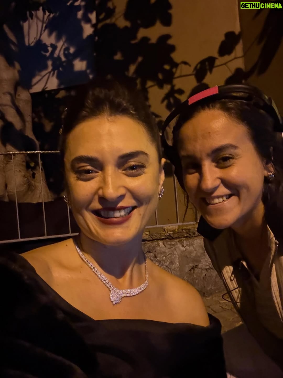 Aslihan Gurbuz - 138.3K Likes - Hayatımdan bir Handan ve sonra harika bir ekip geçti… tek bir posta sığacak anımız yokmuş, bende de hepsine böyle bir gece de bakabilecek güç🤷🏻‍♀️

Çok kral ekiptik biz, 
Başta @ogm.pictures @drgbudayicioglu na, bu harika dünyayı yaratan sektörün en iyisi yönetmenlerime ve memleketin en kıymetlisi oyuncu arkadaşlarıma teşekkür eder, kamera arkası isimsiz kahramanlarımıza, o harika emeçilerimize 🙏🏻minnetlerimi sunarım. Ve siz sevgili seyirci ❤️🙏🏻 her hafta bizi evinize misafir ettiniz, var olun❤️ (Handan dan beter duygusalım, söz bir post daha girerim bu güzel insanlarla anılarım için, ama bu gece değil)