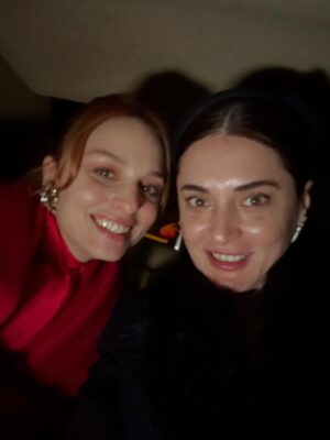 Aslihan Gurbuz Instagram - Hayatımdan bir Handan ve sonra harika bir ekip geçti… tek bir posta sığacak anımız yokmuş, bende de hepsine böyle bir gece de bakabilecek güç🤷🏻‍♀️

Çok kral ekiptik biz, 
Başta @ogm.pictures @drgbudayicioglu na, bu harika dünyayı yaratan sektörün en iyisi yönetmenlerime ve memleketin en kıymetlisi oyuncu arkadaşlarıma teşekkür eder, kamera arkası isimsiz kahramanlarımıza, o harika emeçilerimize 🙏🏻minnetlerimi sunarım. Ve siz sevgili seyirci ❤️🙏🏻 her hafta bizi evinize misafir ettiniz, var olun❤️ (Handan dan beter duygusalım, söz bir post daha girerim bu güzel insanlarla anılarım için, ama bu gece değil)