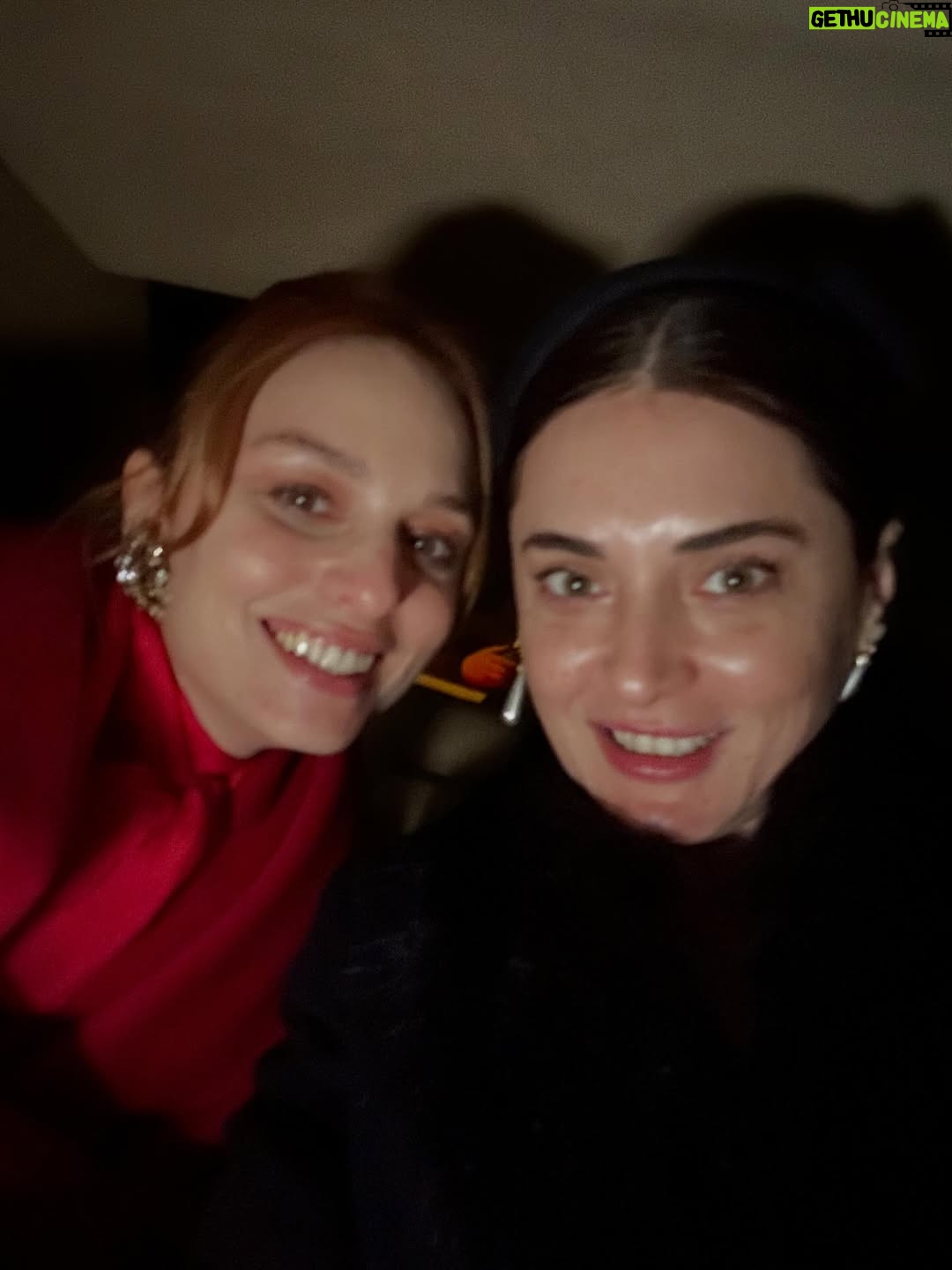 Aslihan Gurbuz - 138.3K Likes - Hayatımdan bir Handan ve sonra harika bir ekip geçti… tek bir posta sığacak anımız yokmuş, bende de hepsine böyle bir gece de bakabilecek güç🤷🏻‍♀️

Çok kral ekiptik biz, 
Başta @ogm.pictures @drgbudayicioglu na, bu harika dünyayı yaratan sektörün en iyisi yönetmenlerime ve memleketin en kıymetlisi oyuncu arkadaşlarıma teşekkür eder, kamera arkası isimsiz kahramanlarımıza, o harika emeçilerimize 🙏🏻minnetlerimi sunarım. Ve siz sevgili seyirci ❤️🙏🏻 her hafta bizi evinize misafir ettiniz, var olun❤️ (Handan dan beter duygusalım, söz bir post daha girerim bu güzel insanlarla anılarım için, ama bu gece değil)