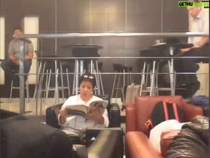 Atala Sarmiento - 36.3K Likes - Dani, cariño!!!
Llevo días soñando contigo, preguntándome dónde estarás…
Si te encontrara te diría que sigue siendo raro intentar acostumbrarme a tu silencio eterno.
Quizá, de entrada, no entenderías cómo puedo vivir sin hacer tele, pero luego verías claramente todo y me dirías que no me equivoqué…
No volví a toparme a ningún colega con quien reírme tanto, ni esa complicidad nuestra en la pantalla. No sé siquiera si exista, porque esa mancuerna que hicimos está difícil de superar.
Cuando como en restaurantes deliciosos siempre me acuerdo de ti. Nos faltó que vinieras de visita para que te llevara a conocer algunos, pero espero que en tu nuevo espacio y dimensión sigas siendo antojadizo y glotón.
Te fuiste muy pronto y no me hago a la idea de que no existes más en nuestro plano…
¿A dónde se fue tu corazón generoso? ¿Con quiénes estás compartiendo ahora? ¿Te acuerdas de nosotros? ¡En dónde estás si yo todavía oigo tu risa!
Si después de esta vida hay otra, yo voy a buscarte…y tú sabrás reconocerme…