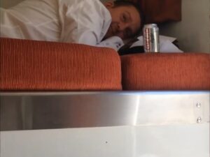 Atala Sarmiento Instagram - Dani, cariño!!!
Llevo días soñando contigo, preguntándome dónde estarás…
Si te encontrara te diría que sigue siendo raro intentar acostumbrarme a tu silencio eterno.
Quizá, de entrada, no entenderías cómo puedo vivir sin hacer tele, pero luego verías claramente todo y me dirías que no me equivoqué…
No volví a toparme a ningún colega con quien reírme tanto, ni esa complicidad nuestra en la pantalla. No sé siquiera si exista, porque esa mancuerna que hicimos está difícil de superar.
Cuando como en restaurantes deliciosos siempre me acuerdo de ti. Nos faltó que vinieras de visita para que te llevara a conocer algunos, pero espero que en tu nuevo espacio y dimensión sigas siendo antojadizo y glotón.
Te fuiste muy pronto y no me hago a la idea de que no existes más en nuestro plano…
¿A dónde se fue tu corazón generoso? ¿Con quiénes estás compartiendo ahora? ¿Te acuerdas de nosotros? ¡En dónde estás si yo todavía oigo tu risa!
Si después de esta vida hay otra, yo voy a buscarte…y tú sabrás reconocerme…