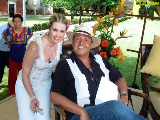 Atala Sarmiento - 36.3K Likes - Dani, cariño!!!
Llevo días soñando contigo, preguntándome dónde estarás…
Si te encontrara te diría que sigue siendo raro intentar acostumbrarme a tu silencio eterno.
Quizá, de entrada, no entenderías cómo puedo vivir sin hacer tele, pero luego verías claramente todo y me dirías que no me equivoqué…
No volví a toparme a ningún colega con quien reírme tanto, ni esa complicidad nuestra en la pantalla. No sé siquiera si exista, porque esa mancuerna que hicimos está difícil de superar.
Cuando como en restaurantes deliciosos siempre me acuerdo de ti. Nos faltó que vinieras de visita para que te llevara a conocer algunos, pero espero que en tu nuevo espacio y dimensión sigas siendo antojadizo y glotón.
Te fuiste muy pronto y no me hago a la idea de que no existes más en nuestro plano…
¿A dónde se fue tu corazón generoso? ¿Con quiénes estás compartiendo ahora? ¿Te acuerdas de nosotros? ¡En dónde estás si yo todavía oigo tu risa!
Si después de esta vida hay otra, yo voy a buscarte…y tú sabrás reconocerme…