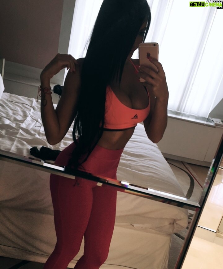 Aurah Ruiz - 11.3K Likes - 10 años del 2016 🥹❤️🙏🏼 fuiste tú mi baile inolvidable 🫀
Yo también me uno
