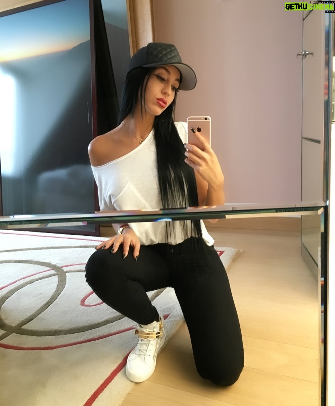 Aurah Ruiz - 11.3K Likes - 10 años del 2016 🥹❤️🙏🏼 fuiste tú mi baile inolvidable 🫀
Yo también me uno
