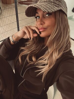 Aurélie Dotremont Instagram - 🐻 🤎