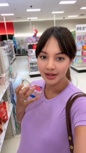 Aurélie Moeremans Instagram - Sebentar lagi, peran baruku akan dimulai.
Bukan cuma jadi mama, tapi jadi tempat pulang, tempat belajar, dan tempat paling aman 💜

Pelan-pelan aku belajar menyiapkan segalanya.
Bukan cuma kebutuhan, tapi juga hati.
Dari cinta, kesiapan, sampai hal-hal kecil yang nanti menemani hari-hari pertamamu, Thomas.

A new chapter of my life begins with care, comfort, and love.

Grateful to start this journey with @philips.avent.indonesia
Karena bahkan sebelum kamu hadir di dunia, aku sudah ingin memberikan yang terbaik untukmu.

#ShareTheCareID #PhilipsAvent #BebaskanTanganmuNikmatiWaktumu