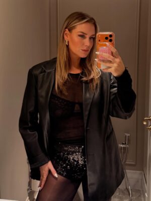 Aurélie Van Daelen Instagram - Tights, faux fur & bff = best combo for a perfect night out 🖤 
@calzedonia #calzedonia