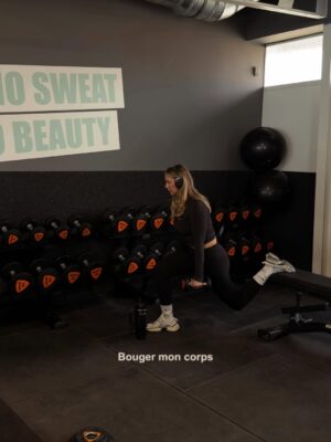 Aurélie Van Daelen Instagram - La force/se sentir forte ne veut pas dire la même chose pour tous.
Pour moi, elle passe par l’équilibre, la discipline, le dépassement de soi : bouger mon corps, nourrir mon esprit, ralentir quand il le faut.

Et surtout me sentir en sécurité et rappeler que nous avons toutes notre place à la salle.
@basicfit_be