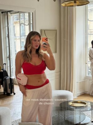 Aurélie Van Daelen Instagram - Aujourd’hui, on célèbre les droits des femmes.
Mais surtout le droit d’être soi. D’être TOI. 
Le droit de ne plus devoir choisir entre être mère, entrepreneuse, amie, rêveuse ou ambitieuse.
Aujourd’hui, on célèbre simplement la liberté d’être nous. D’être des femmes et d’avoir le droit de l’être.✨
On fête aussi les 110 ans d’ @etam pour l’occasion -20% à l’achat de 2 articles avec le code AURELIEXETAM
#InternationalWomensDay / publicité
