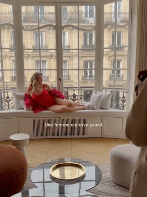 Aurélie Van Daelen Instagram - Aujourd’hui, on célèbre les droits des femmes.
Mais surtout le droit d’être soi. D’être TOI. 
Le droit de ne plus devoir choisir entre être mère, entrepreneuse, amie, rêveuse ou ambitieuse.
Aujourd’hui, on célèbre simplement la liberté d’être nous. D’être des femmes et d’avoir le droit de l’être.✨
On fête aussi les 110 ans d’ @etam pour l’occasion -20% à l’achat de 2 articles avec le code AURELIEXETAM
#InternationalWomensDay / publicité