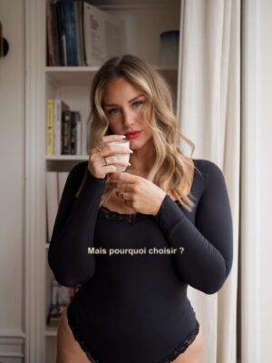 Aurélie Van Daelen Instagram - Aujourd’hui, on célèbre les droits des femmes.
Mais surtout le droit d’être soi. D’être TOI. 
Le droit de ne plus devoir choisir entre être mère, entrepreneuse, amie, rêveuse ou ambitieuse.
Aujourd’hui, on célèbre simplement la liberté d’être nous. D’être des femmes et d’avoir le droit de l’être.✨
On fête aussi les 110 ans d’ @etam pour l’occasion -20% à l’achat de 2 articles avec le code AURELIEXETAM
#InternationalWomensDay / publicité