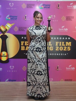 Aurora Ribero Instagram - Sebuah perjalanan yang penuh pelajaran, emosi, dan cinta pada proses. Terima kasih Festival Film Bandung 2025 atas penghargaan ini. Bersyukur bisa bercerita lewat film ini. 🎬🫶🏻