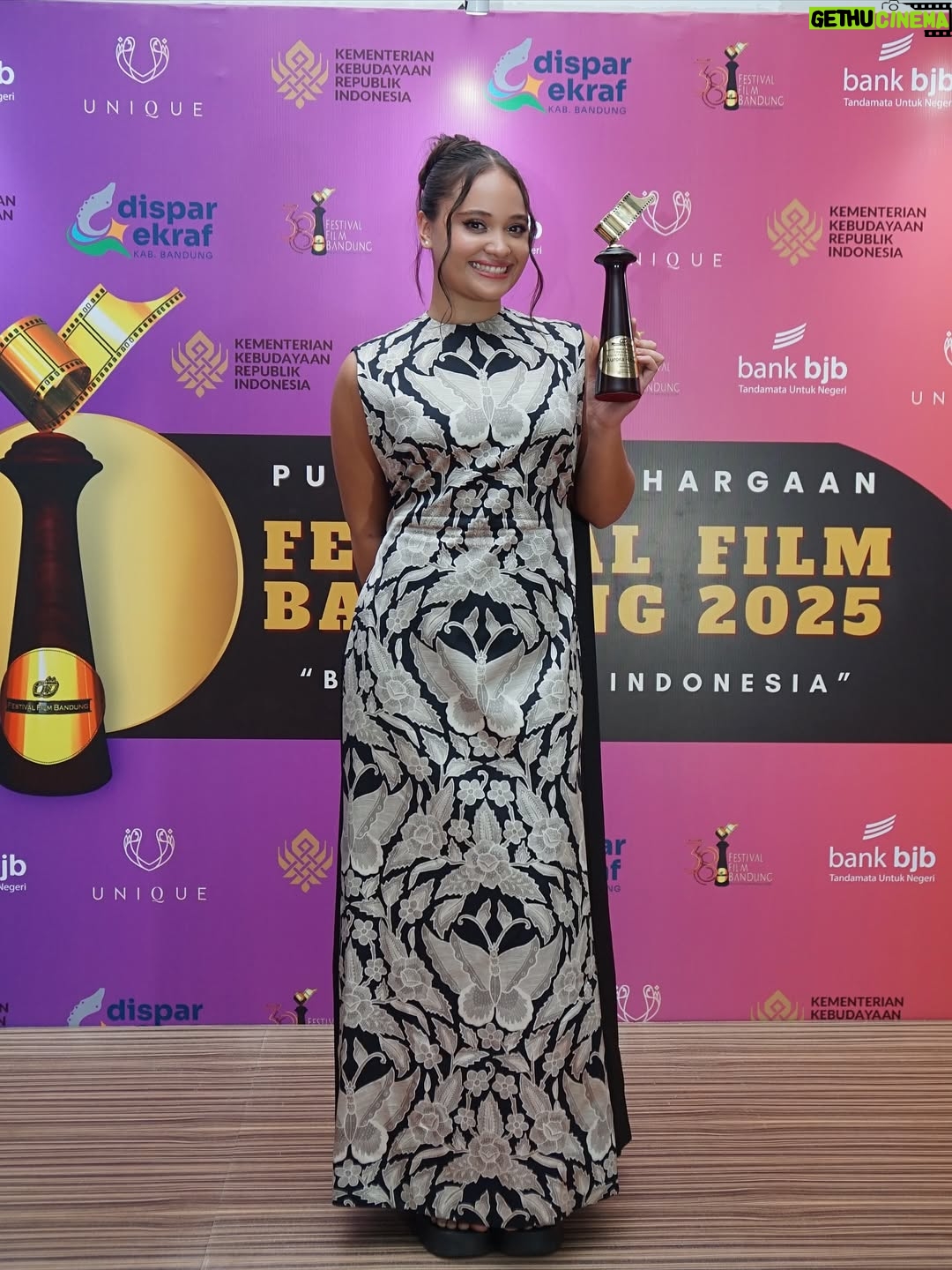 Aurora Ribero - 38.4K Likes - Sebuah perjalanan yang penuh pelajaran, emosi, dan cinta pada proses. Terima kasih Festival Film Bandung 2025 atas penghargaan ini. Bersyukur bisa bercerita lewat film ini. 🎬🫶🏻