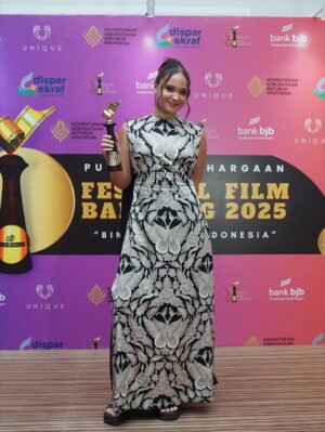 Aurora Ribero Instagram - Sebuah perjalanan yang penuh pelajaran, emosi, dan cinta pada proses. Terima kasih Festival Film Bandung 2025 atas penghargaan ini. Bersyukur bisa bercerita lewat film ini. 🎬🫶🏻