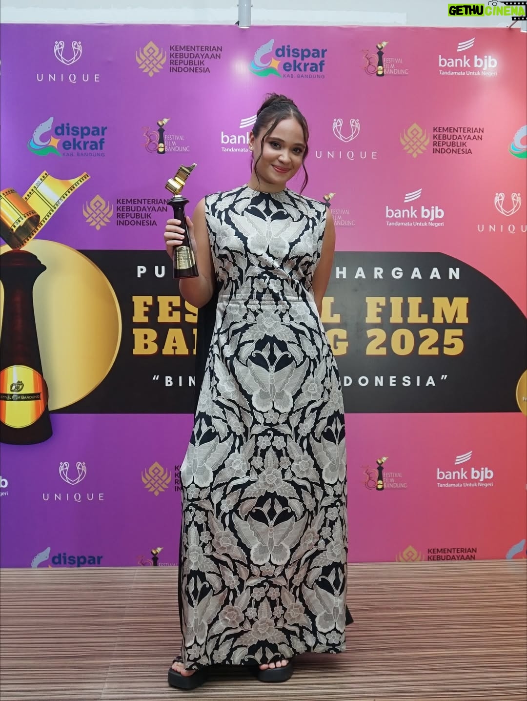 Aurora Ribero - 38.4K Likes - Sebuah perjalanan yang penuh pelajaran, emosi, dan cinta pada proses. Terima kasih Festival Film Bandung 2025 atas penghargaan ini. Bersyukur bisa bercerita lewat film ini. 🎬🫶🏻