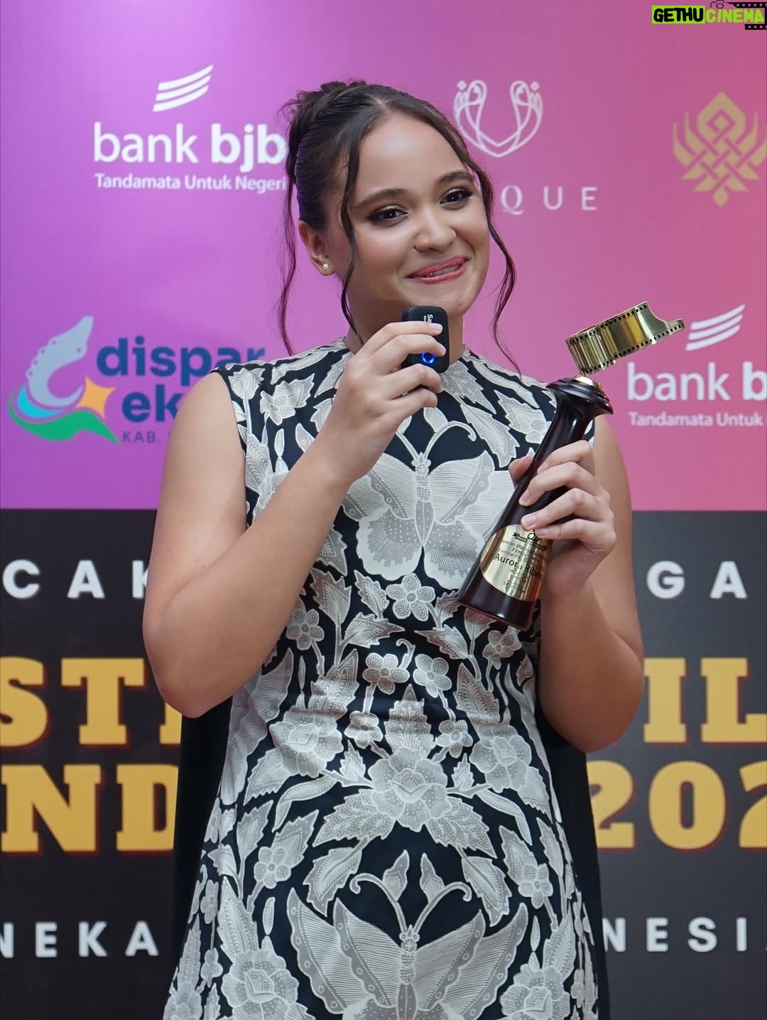 Aurora Ribero - 38.4K Likes - Sebuah perjalanan yang penuh pelajaran, emosi, dan cinta pada proses. Terima kasih Festival Film Bandung 2025 atas penghargaan ini. Bersyukur bisa bercerita lewat film ini. 🎬🫶🏻