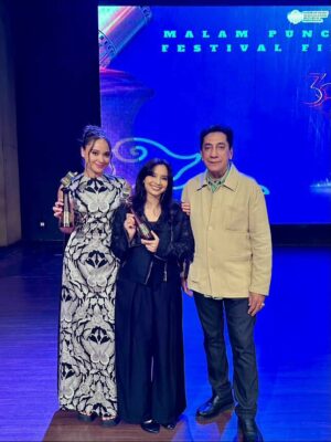 Aurora Ribero Instagram - Sebuah perjalanan yang penuh pelajaran, emosi, dan cinta pada proses. Terima kasih Festival Film Bandung 2025 atas penghargaan ini. Bersyukur bisa bercerita lewat film ini. 🎬🫶🏻