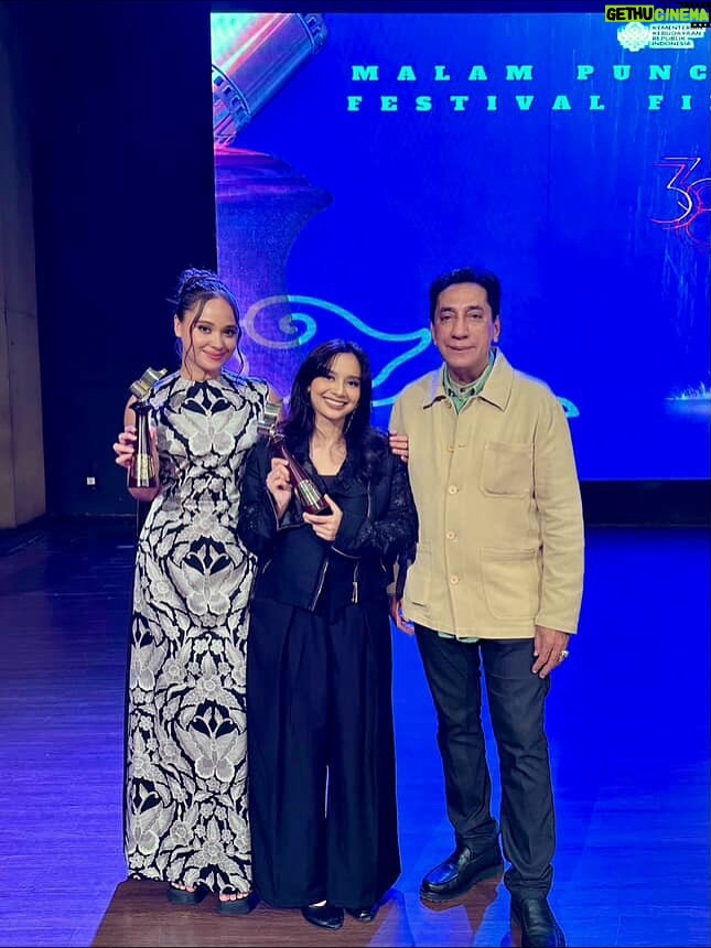 Aurora Ribero - 38.4K Likes - Sebuah perjalanan yang penuh pelajaran, emosi, dan cinta pada proses. Terima kasih Festival Film Bandung 2025 atas penghargaan ini. Bersyukur bisa bercerita lewat film ini. 🎬🫶🏻