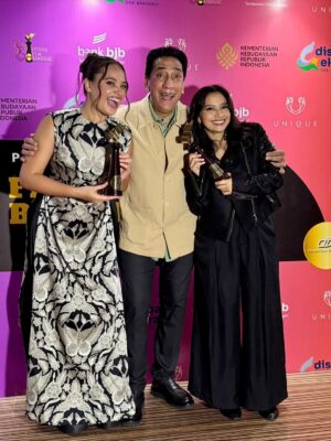 Aurora Ribero Instagram - Sebuah perjalanan yang penuh pelajaran, emosi, dan cinta pada proses. Terima kasih Festival Film Bandung 2025 atas penghargaan ini. Bersyukur bisa bercerita lewat film ini. 🎬🫶🏻