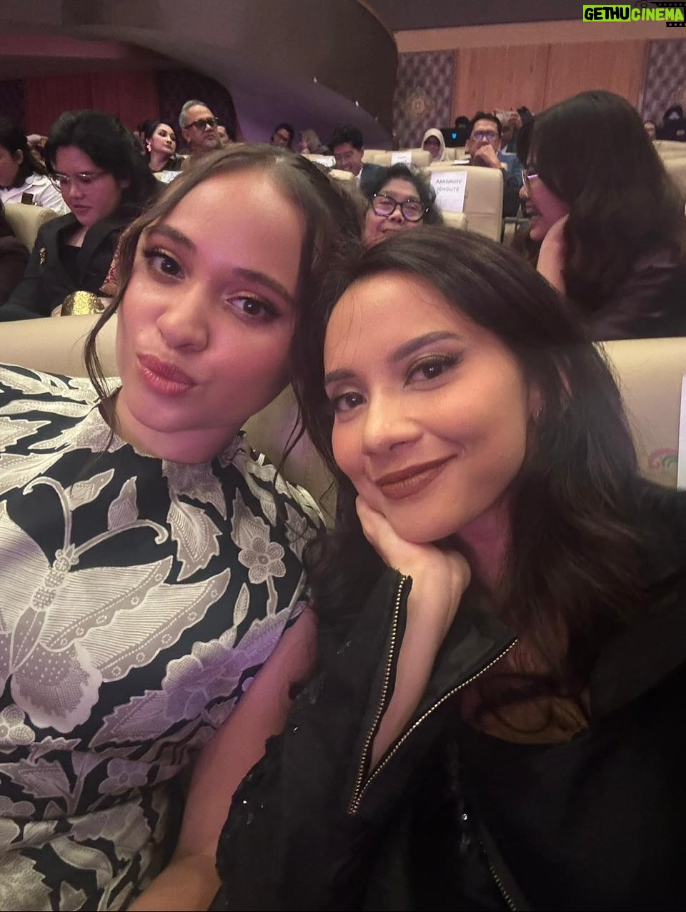 Aurora Ribero - 38.4K Likes - Sebuah perjalanan yang penuh pelajaran, emosi, dan cinta pada proses. Terima kasih Festival Film Bandung 2025 atas penghargaan ini. Bersyukur bisa bercerita lewat film ini. 🎬🫶🏻