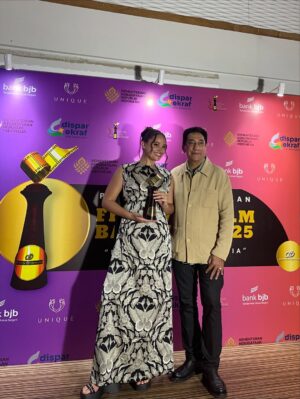Aurora Ribero Instagram - Sebuah perjalanan yang penuh pelajaran, emosi, dan cinta pada proses. Terima kasih Festival Film Bandung 2025 atas penghargaan ini. Bersyukur bisa bercerita lewat film ini. 🎬🫶🏻