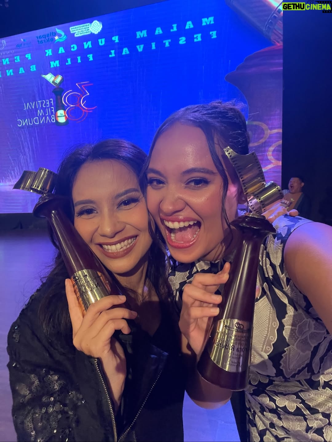 Aurora Ribero - 38.4K Likes - Sebuah perjalanan yang penuh pelajaran, emosi, dan cinta pada proses. Terima kasih Festival Film Bandung 2025 atas penghargaan ini. Bersyukur bisa bercerita lewat film ini. 🎬🫶🏻