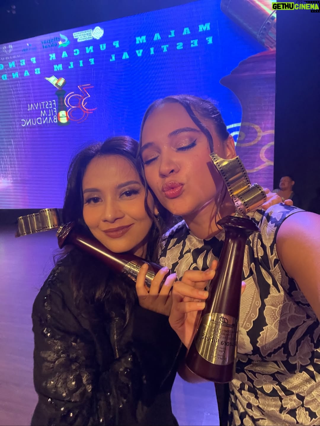 Aurora Ribero - 38.4K Likes - Sebuah perjalanan yang penuh pelajaran, emosi, dan cinta pada proses. Terima kasih Festival Film Bandung 2025 atas penghargaan ini. Bersyukur bisa bercerita lewat film ini. 🎬🫶🏻