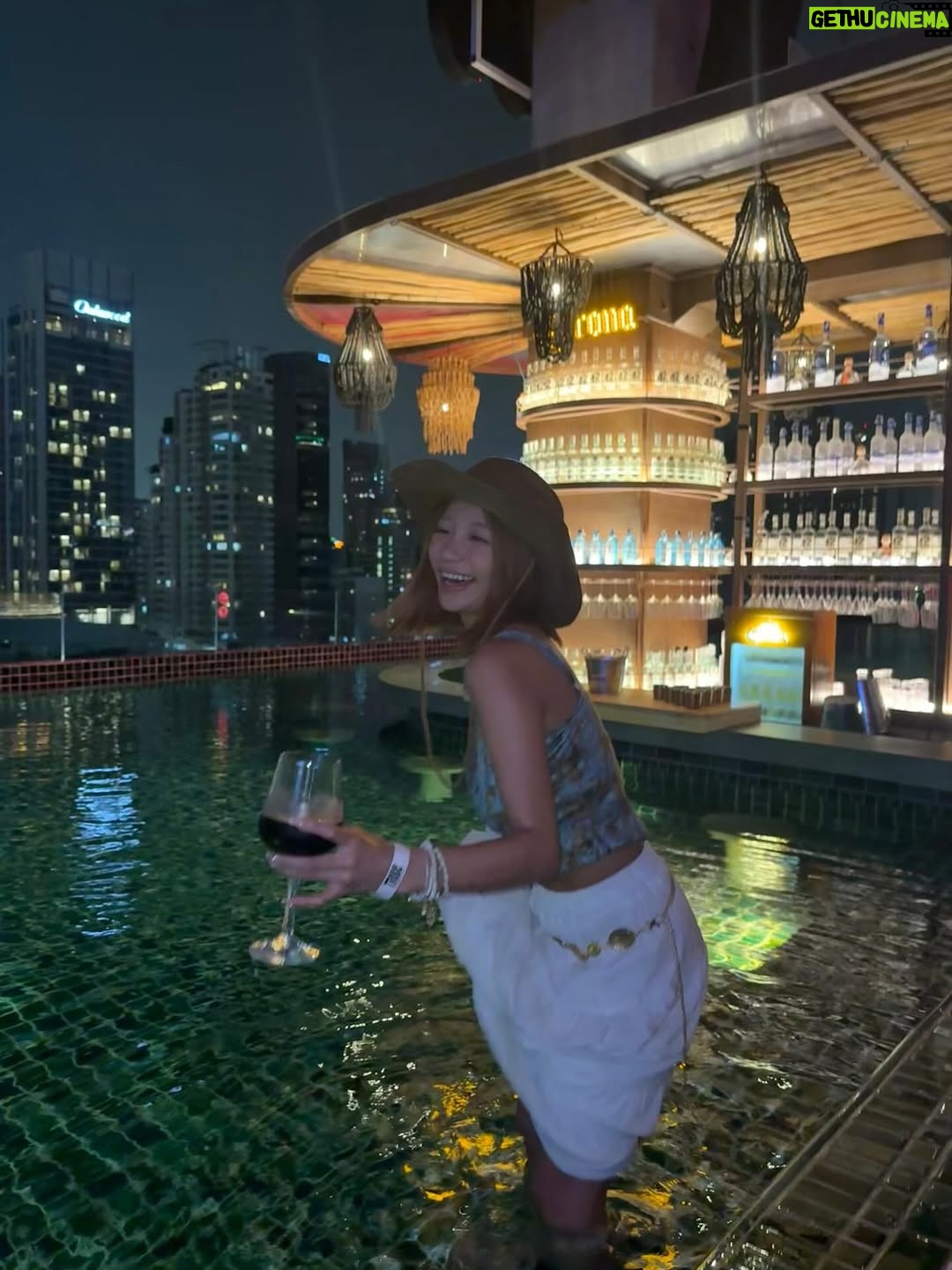 Aya Hazuki - 3 Likes - .
.

酔っ払って白いスカートに
おもいっきり赤ワインこぼしました🍷

4枚目は潮干狩りです

.
.