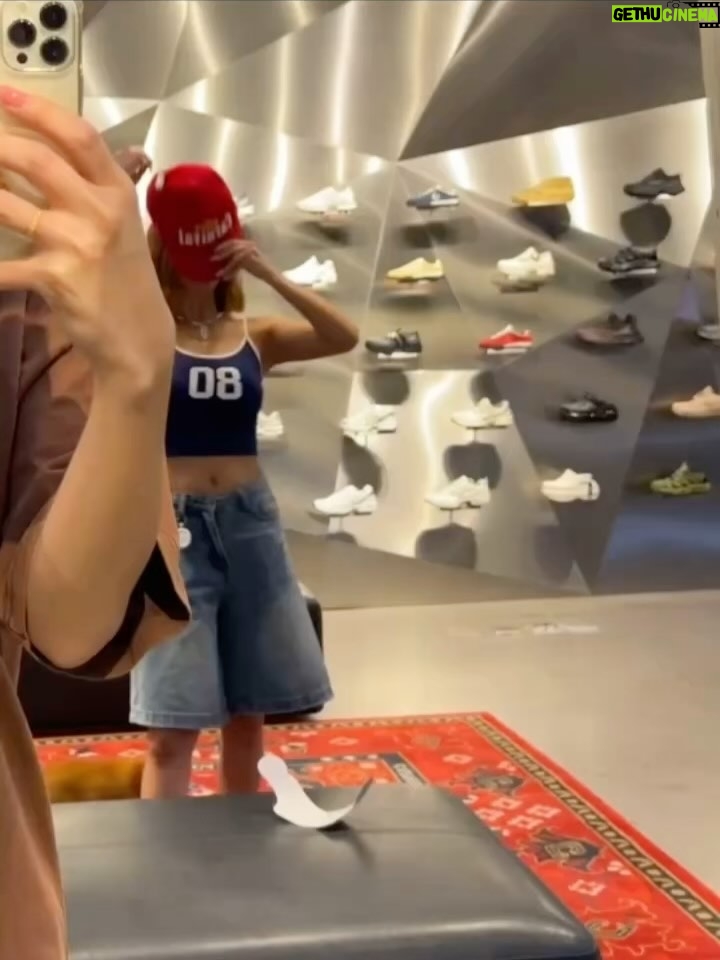 Aya Hazuki - 3 Likes - .
.

📍Bangkok

ひとりでお友達に会いに💖

ネコちゃんお店のソファーで
爪研いでたけど「マイペンライ」

いいよね、微笑みの国タイ😌🫶🏽🇹🇭

.
.
#thailand #bangkok
