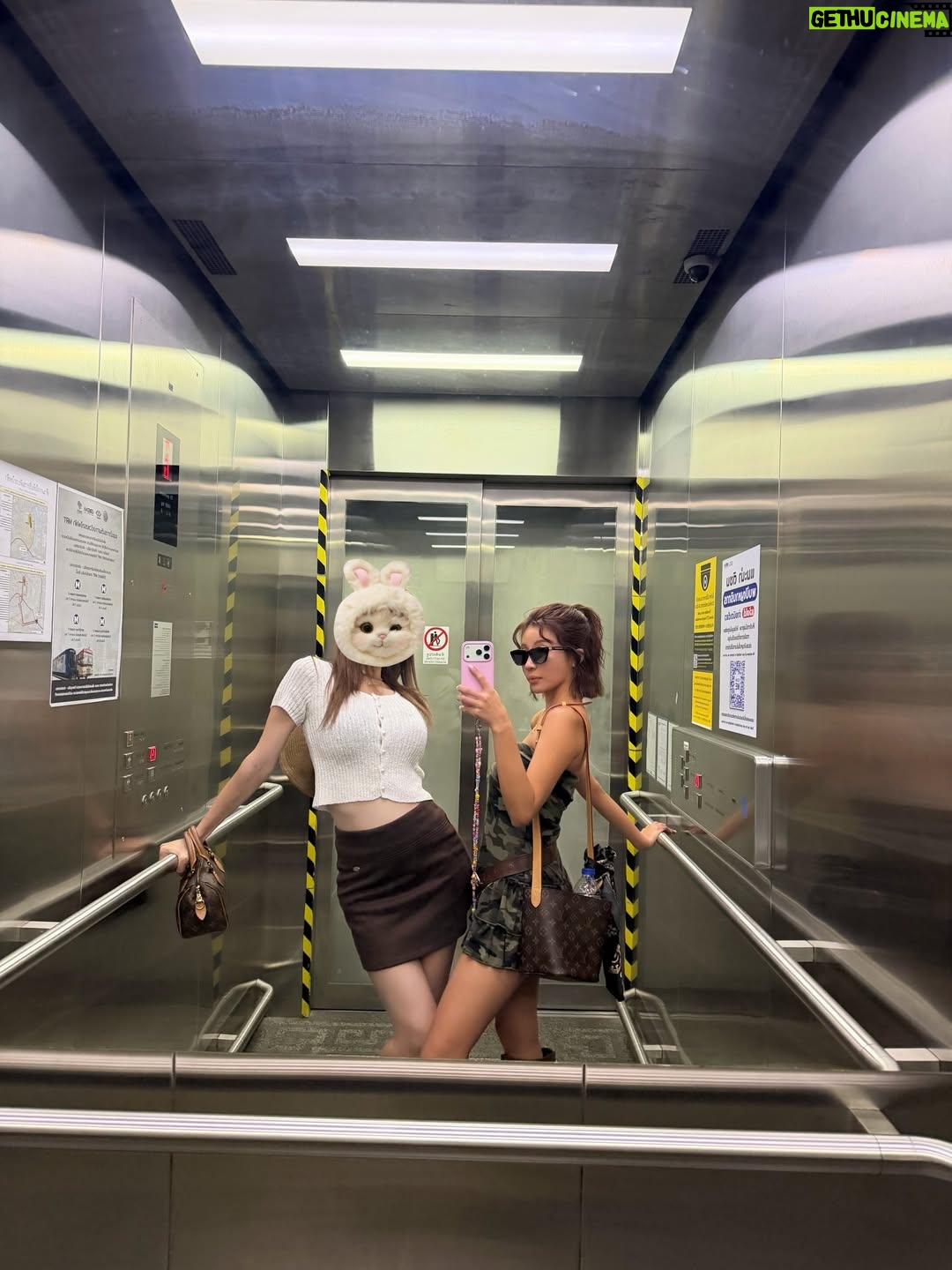 Aya Hazuki - 3 Likes - .
.

タイ住んでるラブリーフレンドと
電話してたら会いたくなって
3日前に航空券取って会いに✈️🎧🤍🇹🇭

.
.