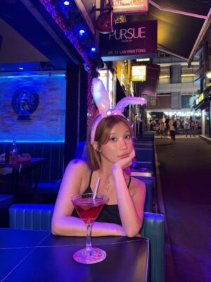 Aya Hazuki Instagram - .
.

🐰💖💡

ウォッカのストレートに
甘いシロップ入れといたよって感じの
一口飲んだら震える系カクテル🙂🍒

冒険せずに
ビールを飲むべきです

.
.