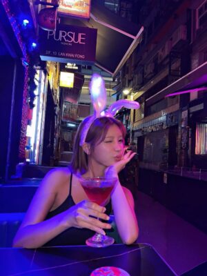 Aya Hazuki Instagram - .
.

🐰💖💡

ウォッカのストレートに
甘いシロップ入れといたよって感じの
一口飲んだら震える系カクテル🙂🍒

冒険せずに
ビールを飲むべきです

.
.