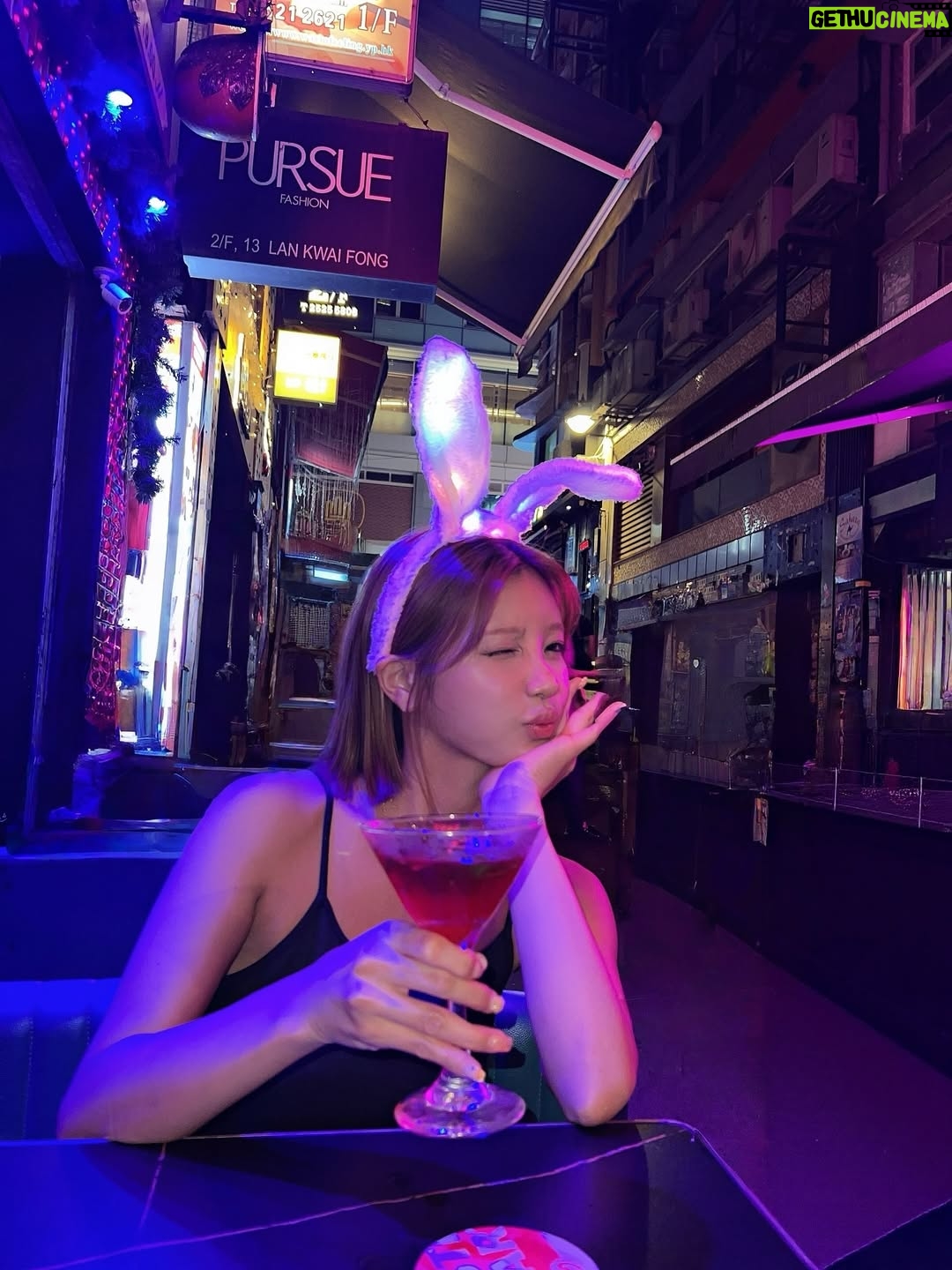 Aya Hazuki - 3 Likes - .
.

🐰💖💡

ウォッカのストレートに
甘いシロップ入れといたよって感じの
一口飲んだら震える系カクテル🙂🍒

冒険せずに
ビールを飲むべきです

.
.